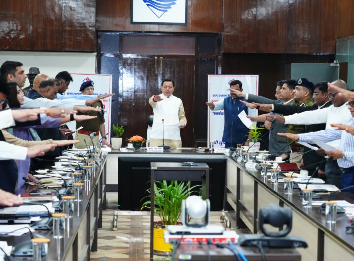 CM Dhami administering integrity pledge to officers