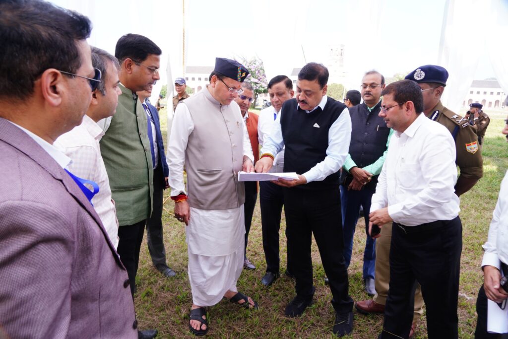 सीएम धामी ने देहरादून में समारोह स्थल पर पहुंचकर किया तैयारियों का निरीक्षण