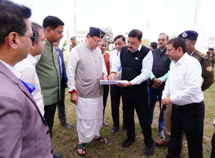 सीएम धामी ने देहरादून में समारोह स्थल पर पहुंचकर किया तैयारियों का निरीक्षण