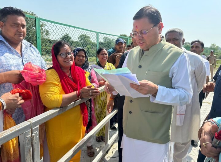 लोहियाहेड हेलीपैड पर सीएम धामी का जनता संवाद, अधिकारियों को तुरंत समाधान के निर्देश