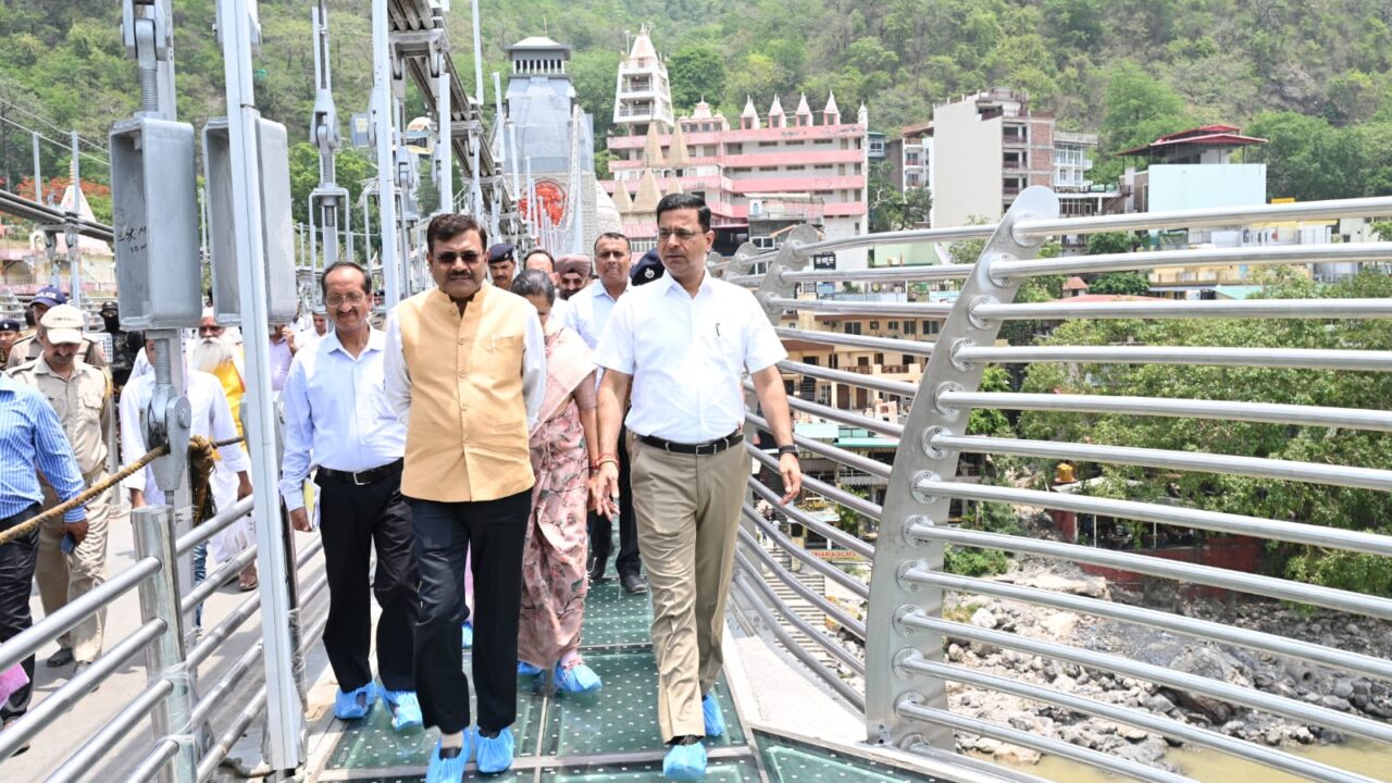 मुख्य सचिव आनंद बर्द्धन ने किया बजरंग सेतु का निरीक्षण