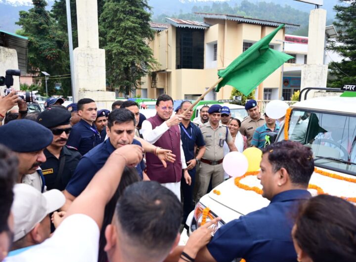 भीमताल में सीएम धामी ने पांच नए कूड़ा वाहनों को हरी झंडी दिखाकर रवाना किया