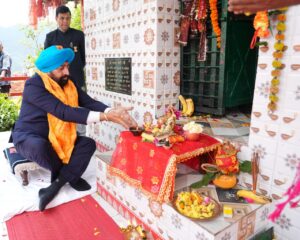 मुनस्यारी में नंदा देवी मंदिर पहुंचे राज्यपाल गुरमीत सिंह, प्रदेश की खुशहाली के लिए की प्रार्थना