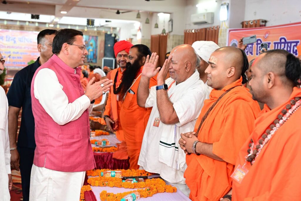 हरिद्वार में संतों से मिले मुख्यमंत्री पुष्कर सिंह धामी