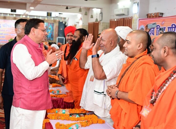 हरिद्वार में संतों से मिले मुख्यमंत्री पुष्कर सिंह धामी