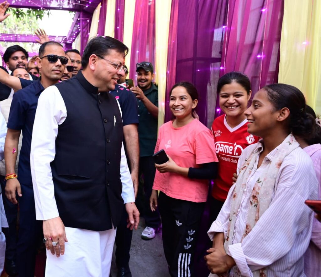 टनकपुर में युवा संवाद कार्यक्रम के दौरान युवाओं से संवाद करते मुख्यमंत्री पुष्कर सिंह धामी