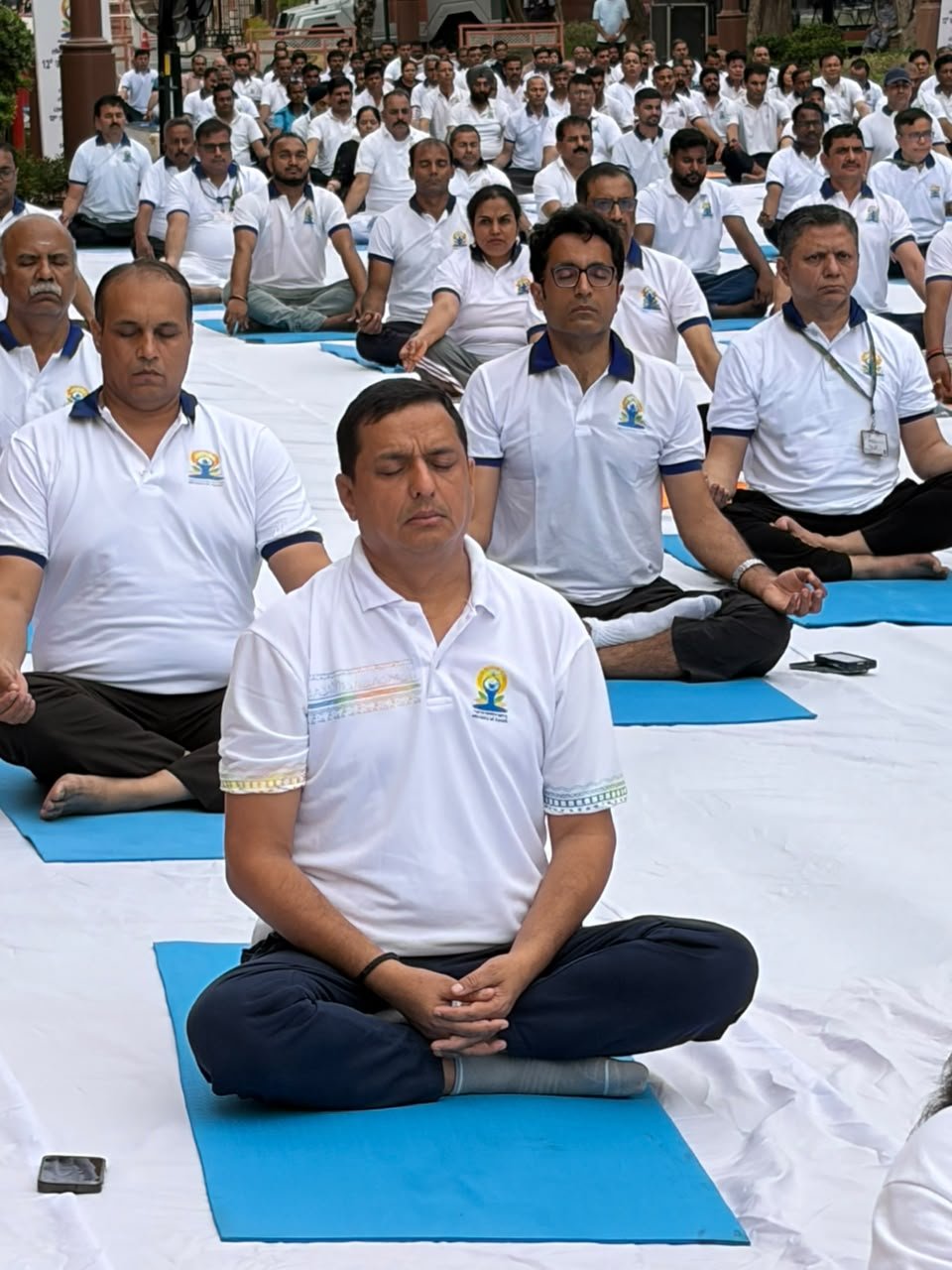 संसद परिसर में योगाभ्यास करते सांसद अनिल बलूनी