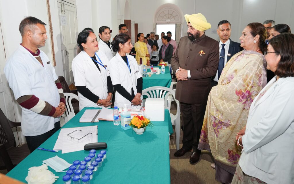 लोक भवन नैनीताल में राज्यपाल गुरमीत सिंह ने स्वास्थ्य शिविर का किया निरीक्षण