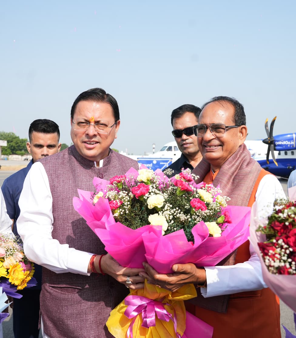 पंतनगर एयरपोर्ट पर केंद्रीय मंत्री शिवराज सिंह चौहान का मुख्यमंत्री धामी ने किया स्वागत