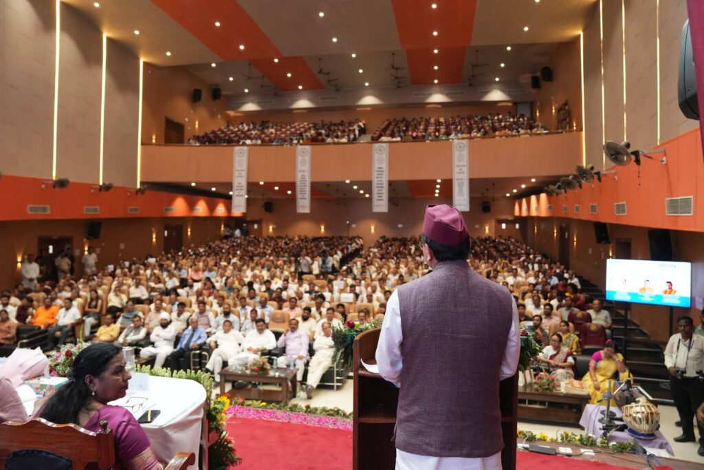 पंतनगर विश्वविद्यालय में पूर्व छात्रों को संबोधित करते मुख्यमंत्री धामी और केंद्रीय मंत्री शिवराज सिंह चौहान