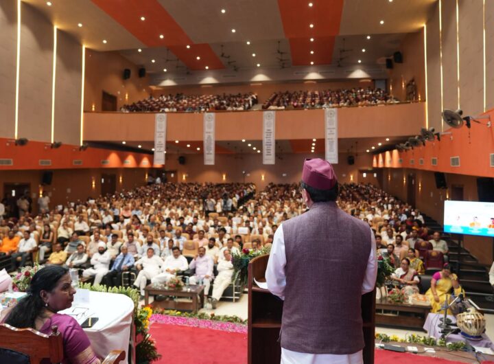 पंतनगर विश्वविद्यालय में पूर्व छात्रों को संबोधित करते मुख्यमंत्री धामी और केंद्रीय मंत्री शिवराज सिंह चौहान