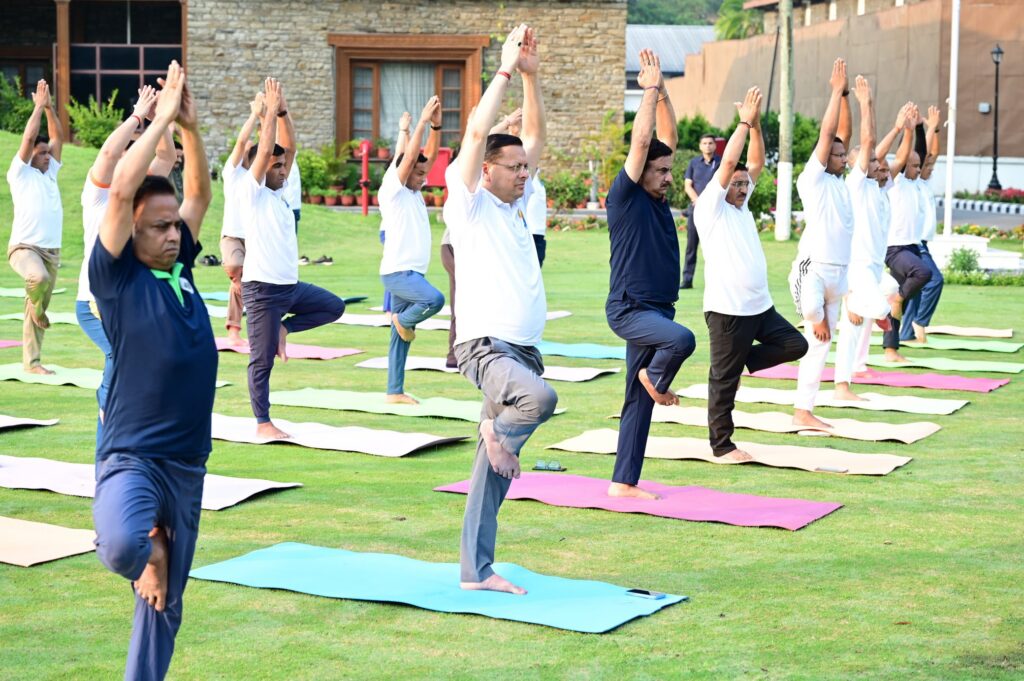 अंतरराष्ट्रीय योग दिवस से पहले सीएम धामी का योगाभ्यास