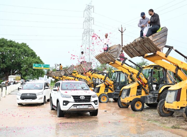 टनकपुर में शारदा नदी के बाढ़ सुरक्षा कार्यों का निरीक्षण, बुलडोजर पर चढ़कर लोगों ने सीएम धामी पर बरसाए फूल
