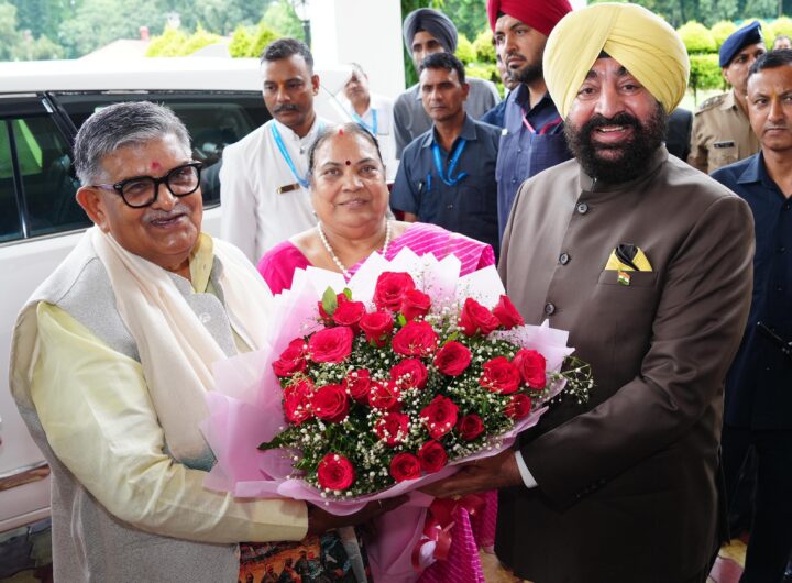 राज्यपाल लेफ्टिनेंट जनरल गुरमीत सिंह (सेवानिवृत्त) ने पंजाब के राज्यपाल गुलाब चंद कटारिया से की मुलाकात
